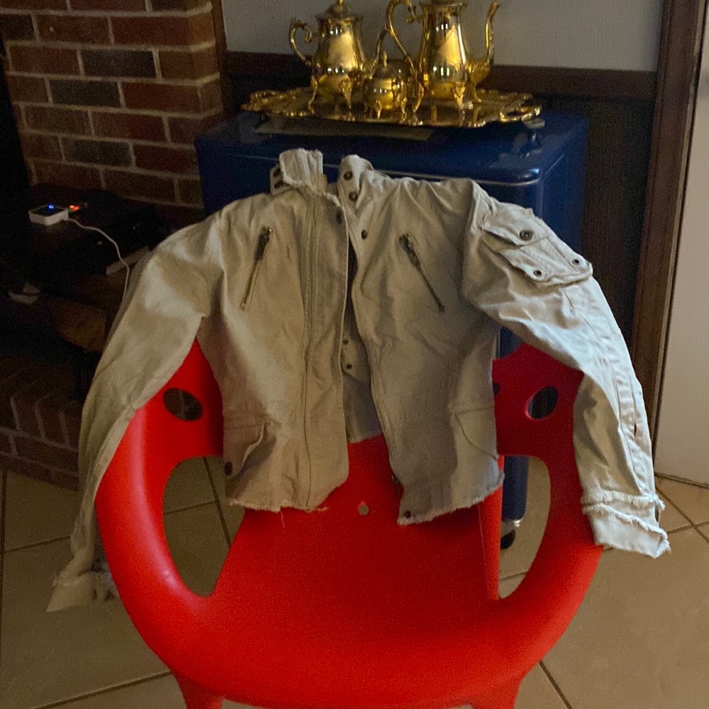 Kaki jacket very unique says Large more of a Medium size